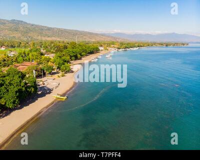 L'Indonésie, au nord de Bali, prahu sur Lovina beach (vue aérienne) Banque D'Images