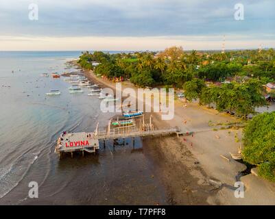 L'Indonésie, au nord de Bali, prahu sur Lovina beach (vue aérienne) Banque D'Images