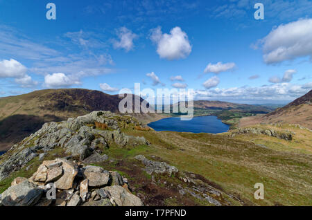 Vue sur Crummock Water de Rannerdale Knotts dans le Lake District Banque D'Images