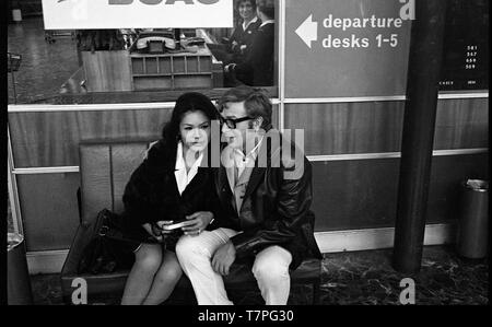 L'acteur Michael Caine et de compagnie à l'aéroport de Heathrow en fin 1969.Photo par Tony Henshaw Banque D'Images