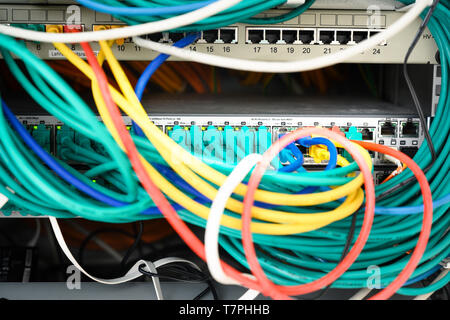 Rack serveur réseau avec des câbles et commutateurs Ethernet dans le centre de données, sélection de la mise au point, la profondeur de champ étroite Banque D'Images