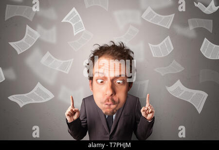 Grosse Tete Sur Les Petits Corps Avec Copie Espace Photo Stock Alamy