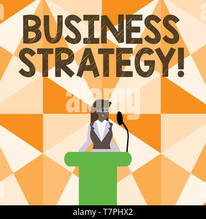 L'écriture de texte Word Stratégie d'affaires. Business plan de travail mettant en valeur la photo d'une entreprise pour réaliser sa vision Businesswoman Standing derrière Podiu Banque D'Images