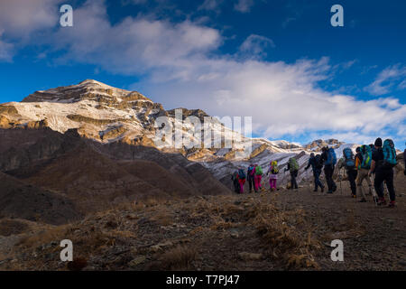 Un groupe de grimpeurs est de se rendre au sommet d'une montagne de neige et ciel bleu.