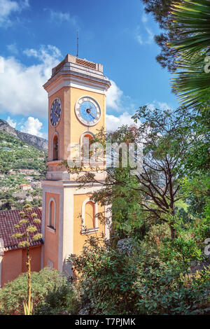 Eze, France, le 5 septembre 2018 : l'ancien néo-classicisme Eglise Notre Dame de l'assomption du village médiéval d'Eze Banque D'Images