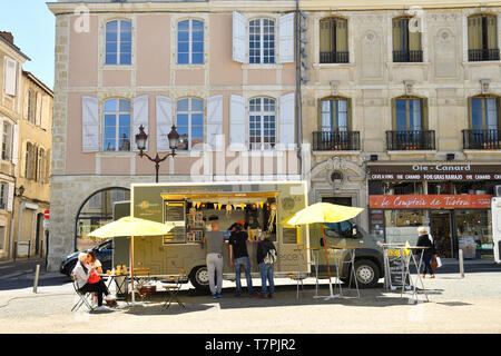 France, Gers, Auch, arrêt sur El Camino de Santiago, marché de la place de la République Banque D'Images