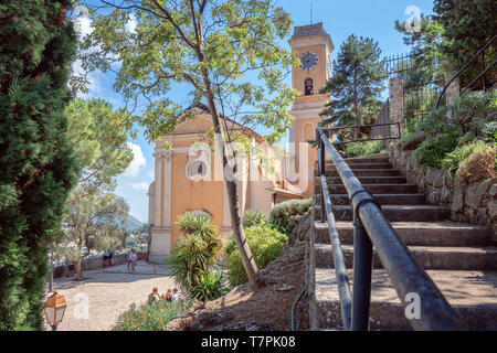 Eze, France, le 5 septembre 2018 : l'ancien néo-classicisme Eglise Notre Dame de l'assomption du village médiéval d'Eze Banque D'Images