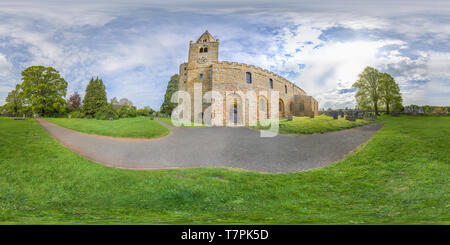 Vue panoramique à 360° de Côté Sud de l'église médiévale saxonne, datant de 680 après J.-C., à Brixworth, en Angleterre, sur une journée de printemps ensoleillée.