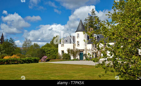 Al AZIFAT GARDENS STRATHCARRON Wester Ross l'ÉCOSSE AU PRINTEMPS LA MAISON AVEC PELOUSE Banque D'Images