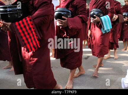 MANDALAY, MYANMAR - 18 décembre. 2015 : Procession de moines bouddhistes au monastère Mahagandayon tôt le matin Banque D'Images