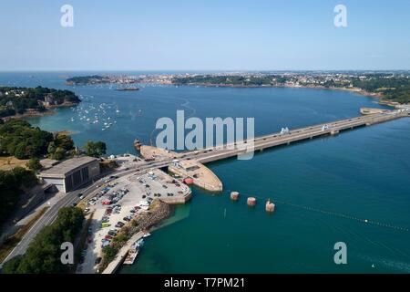 La France, de l'Ille et Vilaine, Côte d'Emeraude (Emerald Coût), Saint Malo, Dinan, le barrage barrage de la Rance, l'usine marémotrice (vue aérienne) Banque D'Images