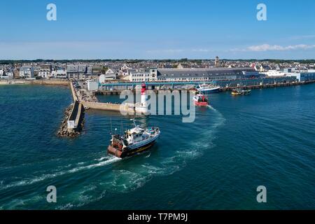 La France, Finistère, Le Guilvinec, Haliotika la cité de la pêche, les bateaux de pêche Retour de pêche dans la soirée (vue aérienne) Banque D'Images