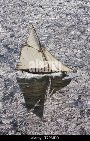 La France, Finistère, Douarnenez, festival maritime, le yacht du Pen-Duick Eric Tabarly (vue aérienne) Banque D'Images