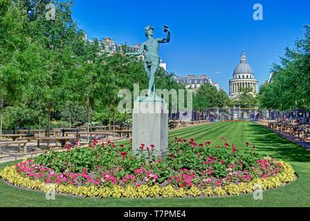 France, Paris, le jardin du Luxembourg avec la statue l'acteur grec par Charles Arthur Bourgeois en 1868 et le Panthéon à l'arrière-plan Banque D'Images