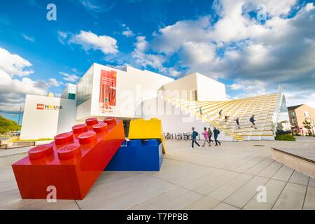 Le Danemark, le Jutland, Billund, Lego® House est le centre expérimental de Lego® pour le grand public avec 25 millions de briques disponible plus de 12 000 m2 en 6 zones : la zone rouge dédié à la créativité, la zone verte pour développer les compétences sociales, la zone jaune d'exprimer les compétences émotionnelles, la zone bleue pour l'éveil des capacités cognitives, la zone d'œuvres monumentales et le musée historique dans le sous-sol, ici une vue de l'extérieur, terrains de Banque D'Images