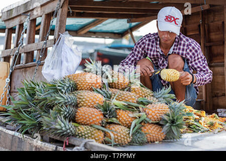 CAN THO, VIETNAM - février 2019 ; l'homme vietnamiens, Ananas Vente Marché flottant de Cai Rang, le delta du Mékong Banque D'Images