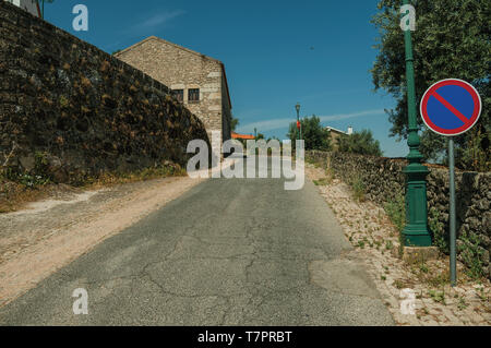 Route sur pente avec lampadaire et aucun signe de la circulation, stationnement dans une journée ensoleillée de Monsanto. Un mignon et curieux village historique du Portugal. Banque D'Images