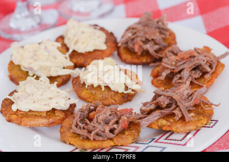 Portions de banane frites avec de la viande haché. Banque D'Images