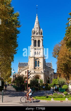 France, Hauts de Seine, Neuilly sur Seine, l'église Saint Pierre de Neuilly et La Defense Banque D'Images