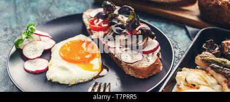 Bannière alimentaire délicieux petit déjeuner maison. Oeufs frits, sandwich, fromage, légumes, champignons, pain et d'herbes. Banque D'Images