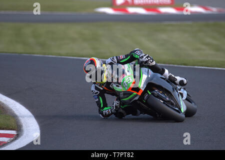 British Superbike rider Danny Buchan obtenir son genou et son coude vers le bas à Oulton Park Banque D'Images