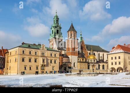 Pologne, Cracovie, le Château Royal de Wawel, Château du Wawel, la cathédrale du Wawel, avant-cour sous la neige Banque D'Images