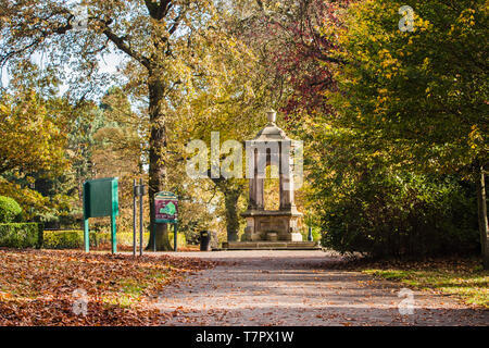 Scène d'automne dans la région de South Park, Darlington, Durham fr avec la grande fontaine Banque D'Images