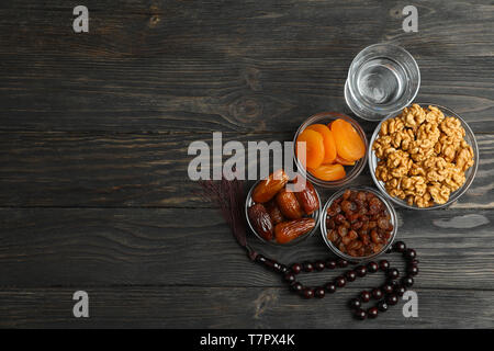 La composition avec Ramadan Kareem la nourriture et la décoration de table en bois, de l'espace pour le texte Banque D'Images