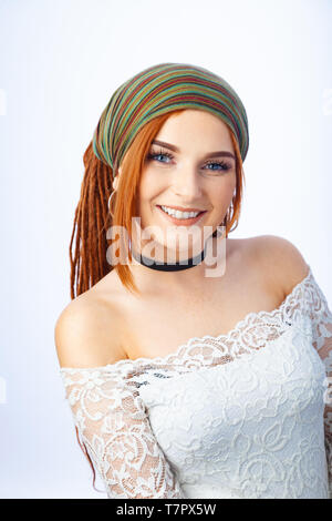 Un beau Portrait pf Red Headed Woman avec des dreadlocks et portant un foulard. Banque D'Images