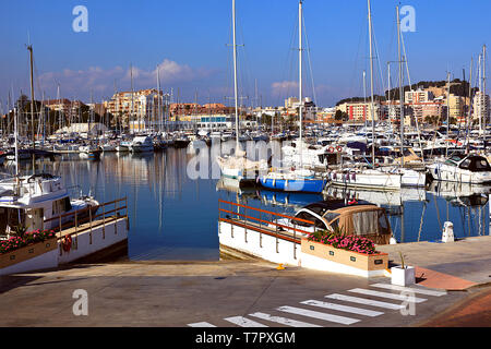 Cale en Dénia Marina dans le Port de Dénia, sur la Costa Blanca, Espagne Banque D'Images