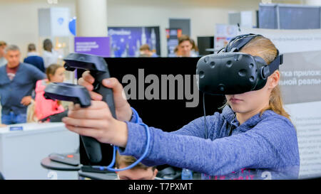 Adolescentes à l'aide de casque de réalité virtuelle à technology show Banque D'Images