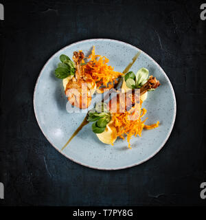 Mise à plat des pilons de poulet rôti avec une purée de pommes de terre et l'igname croquants Banque D'Images