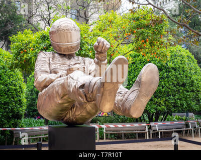 Barcelone, Espagne - 8 mai 2019 : Ayrton Senna sculpture grandeur nature par l'artiste anglais Paul Oz Banque D'Images