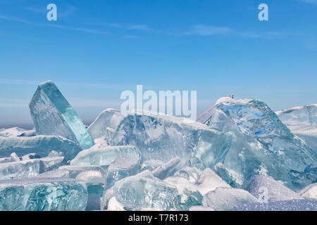 Baikal transparent toros couverte de givre against a blue sky Banque D'Images