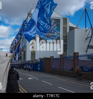 Everton, Liverpool, UK, avril, 17, 2016 : des foules de supporters commencent à se rassembler dans les rues à l'Everton Football Club pour un match de première division contre Southampton, drapeaux et écharpes dans les couleurs d'Everton peut être vu, contre un ciel bleu Banque D'Images