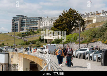 Plymouth, Devon, Angleterre, Royaume-Uni. Mai 2019. Les gens qui marchent sur le bord de l'eau en vue de la propriété sur la région de Plymouth Hoe UK. Banque D'Images