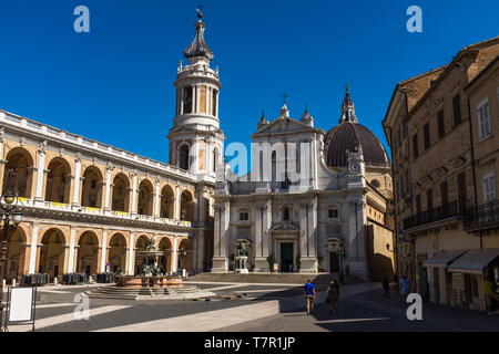 Loreto, Marches, Italie, septembre, 6, 2017 : la place principale dans la ville de Loreto dans la région des Marches, province d'Ancône. Loreto est célèbre destination de pèlerinage en Italie, contre un ciel bleu Banque D'Images