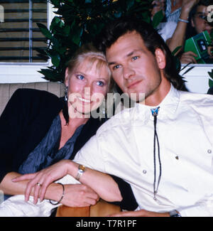 Der US-amerikanische Acteurs et actrices, Sänger und Tänzer Patrick Swayze posiert für einige Porträtaufnahmen mit senneur Ehefrau Lisa Niemi, ca. 1980er. L'acteur américain, chanteur et danseur Patrick Swayze pose pour certains portraits avec son épouse Lisa Niemi, vers 1980. Banque D'Images