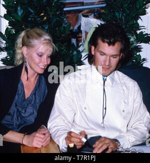 Der US-amerikanische Acteurs et actrices, Sänger und Tänzer Patrick Swayze posiert für einige Porträtaufnahmen mit senneur Ehefrau Lisa Niemi, ca. 1980er. L'acteur américain, chanteur et danseur Patrick Swayze pose pour certains portraits avec son épouse Lisa Niemi, vers 1980. Banque D'Images