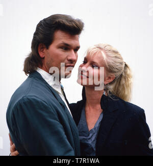 Der US-amerikanische Acteurs et actrices, Sänger und Tänzer Patrick Swayze posiert für einige Porträtaufnahmen mit senneur Ehefrau Lisa Niemi, ca. 1980er. L'acteur américain, chanteur et danseur Patrick Swayze pose pour certains portraits avec son épouse Lisa Niemi, vers 1980. Banque D'Images