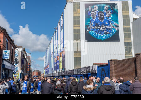 Everton, Liverpool, UK, avril, 17, 2016 : les supporters se rassemblent à Everton Football Club pour un match de première division contre Southampton, drapeaux et écharpes dans les couleurs d'Everton peut être vu, contre un ciel bleu Banque D'Images
