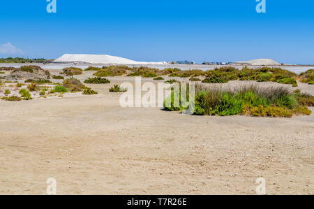 Paysage autour de Salin-de-Giraud situé dans dans la région de la Camargue, dans le sud de la France qui est montrant beaucoup de sel dans les étangs d'évaporation ambiance ensoleillée Banque D'Images
