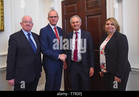 (De gauche à droite) Charles Flanagan Ministre TD pour la justice et l'égalité, vice-premier ministre irlandais Simon Coveney, ministre du Cabinet britannique David Lidington et Karen Bradley Secrétaire d'État pour l'Irlande du Nord à un accord la signature de préserver la zone de voyage commune (LTC) entre le Royaume-Uni et l'Irlande après Brexit. Banque D'Images