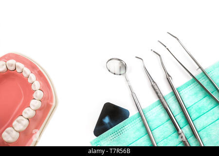 Outils de dentiste sur masque et x-ray photo. Banque D'Images