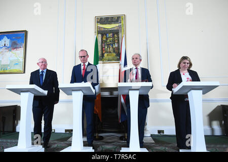 (De gauche à droite) Charles Flanagan Ministre TD pour la justice et l'égalité, vice-premier ministre irlandais Simon Coveney, ministre du Cabinet britannique David Lidington et Karen Bradley Secrétaire d'État pour l'Irlande du Nord lors d'une conférence de presse où un accord a été signé pour préserver la zone de voyage commune (LTC) entre le Royaume-Uni et l'Irlande après Brexit. Banque D'Images