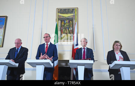 (De gauche à droite) Charles Flanagan Ministre TD pour la justice et l'égalité, vice-premier ministre irlandais Simon Coveney, ministre du Cabinet britannique David Lidington et Karen Bradley Secrétaire d'État pour l'Irlande du Nord lors d'une conférence de presse où un accord a été signé pour préserver la zone de voyage commune (LTC) entre le Royaume-Uni et l'Irlande après Brexit. Banque D'Images