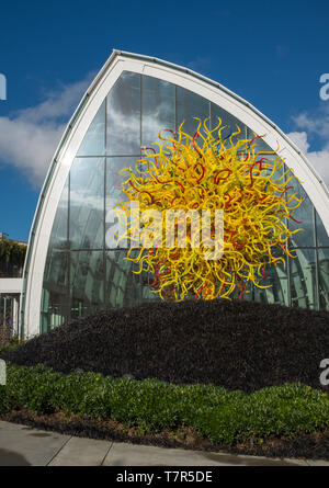 Seattle, Washington, USA, décembre, 15, 2015 : En dehors de l'incroyable atrium Chihuly montrant une belle œuvre d'art en verre soufflé et les pétales de fleurs ressemble à la Banque D'Images