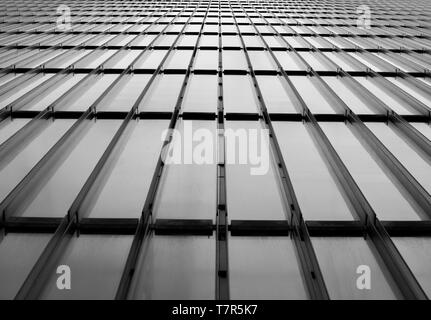 Mur de verre et de métal avec des lignes diagonales et perspective historique en noir et blanc. Banque D'Images