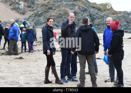 Le duc et la duchesse de Cambridge, explorer les habitats fauniques sur plage Newborough dans le Nord du Pays de Galles avec les membres de Menai Bridge Scouts. Banque D'Images