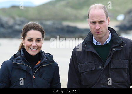 Le duc et la duchesse de Cambridge, explorer les habitats fauniques sur plage Newborough dans le Nord du Pays de Galles avec les membres de Menai Bridge Scouts. Banque D'Images